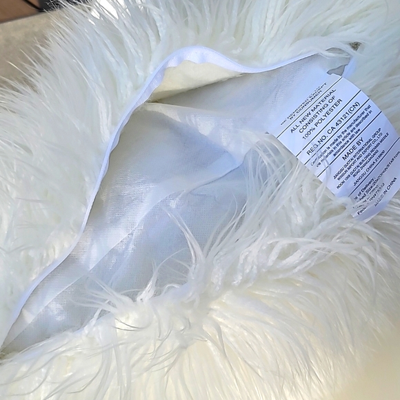 NWOT Cynthia Rowley Fluffy White Faux Fur Decorative Pillow, Size 20"x20" - Picture 6 of 7